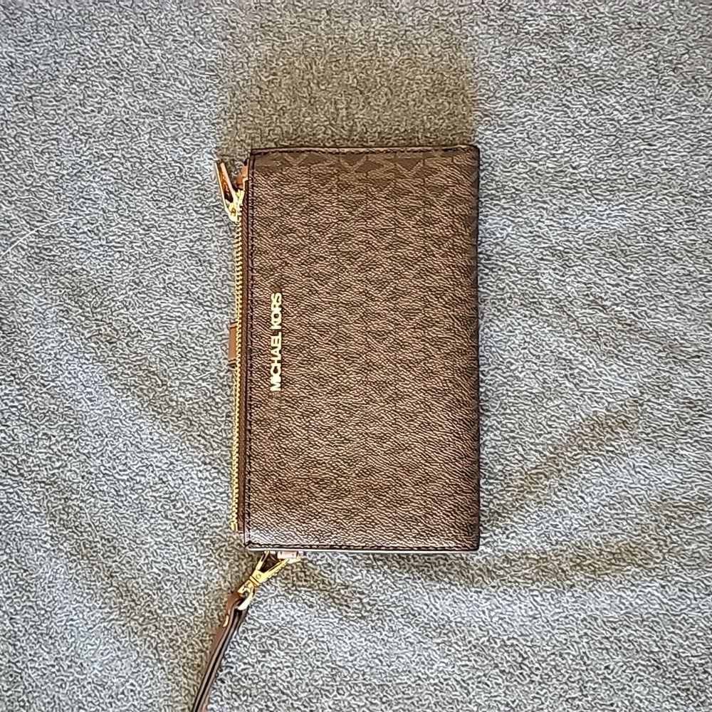Michael Kors wristlet wallet